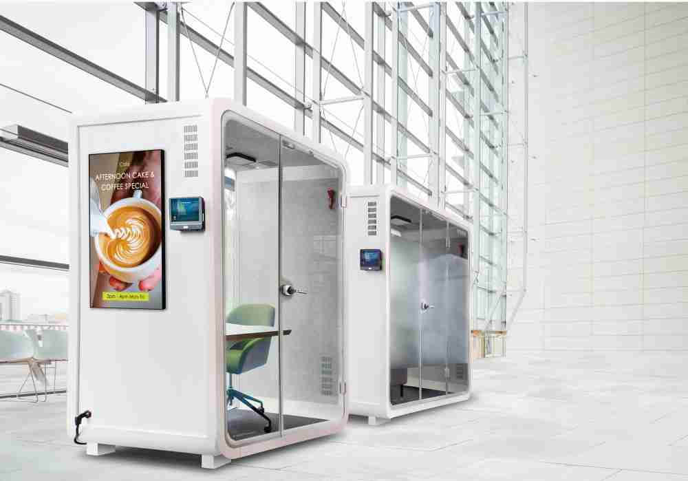 NG大舞台子公司达擎之智慧行动办公舱，，，采用PDLC智能调光玻璃设计，，，透过通电与断电的电流切换，，，呈现透明与雾面效果，，具节能降耗特性并兼顾隐私，，确保信息安全