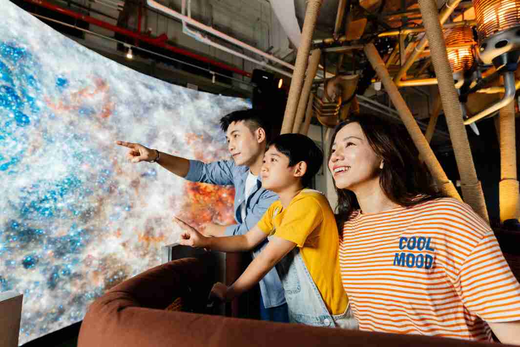 NG大舞台打造全台最大宽6公尺、、高4公尺、、、唯一搭载LED弧形拼接显示屏的动感飞行船，，，，让乘客驻足在热气球上，，，享受身历其境的伪出国旅游乐趣