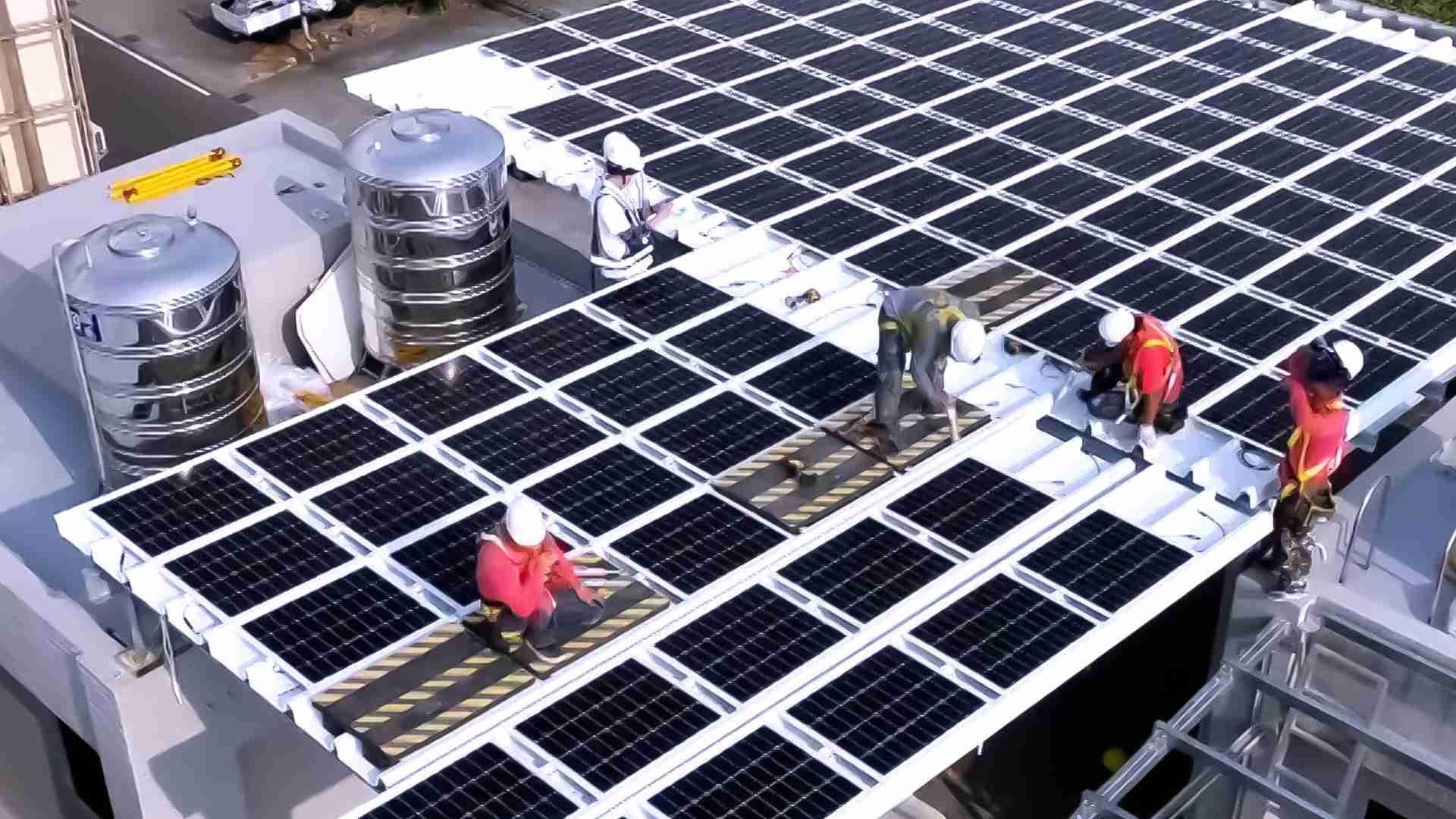 NG大舞台着力于替代能源之技术研发，，，，如光电浪板的相关制程、、设备与产品，，其中所开发之光电整合型浪板，，，，减少传统金属支架安装，，，，更提升耐候度，，，可广泛运用于多元场域，，并辅助建筑达到净零碳排目标