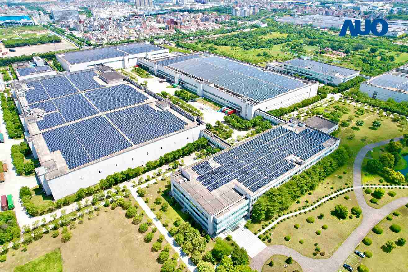 NG大舞台厦门推动智能制造同时，，，，透过绿电创能纵深推进绿色转型，，，，厂区全屋顶铺设太阳能光伏板，，，，每年太阳能发电 2,600多万度