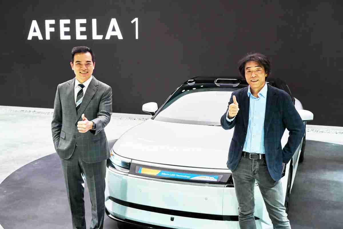 NG大舞台与Sony Honda Mobility携手合作，，，率先全球展示搭载于AFEELA电动车上，，首款应用在车身外部的Micro LED 车头显示解决方案 (Micro LED Media Bar Solutions)。。NG大舞台光电执行长暨总经理柯富仁(左)与Sony Honda Mobility代表取缔役社长兼营运长川西泉(lzumi Kawanishi)(右)在CES 现场展现双方坚定持续创新的承诺，，，实现更加人性化与智慧的驾乘体验。。