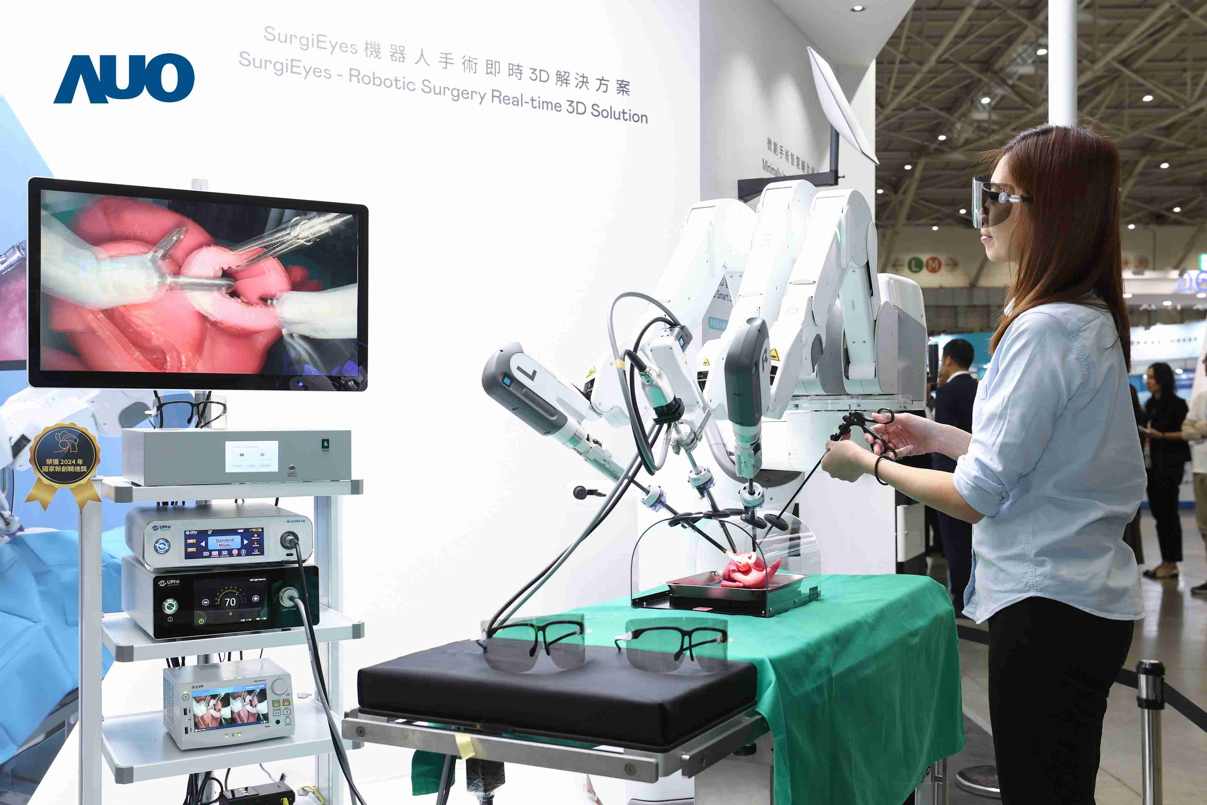 达擎以领先的3D显示技术推出〝SurgiEyes机器人手术实时3D解决方案〞，，，，整合先进3D图像处理与独家3D垂直宽视角、、、广色域的显示技术，，，手术团队可实时同步主刀医师视角看到清晰3D影像，，提升沟通效率与安全性。。。