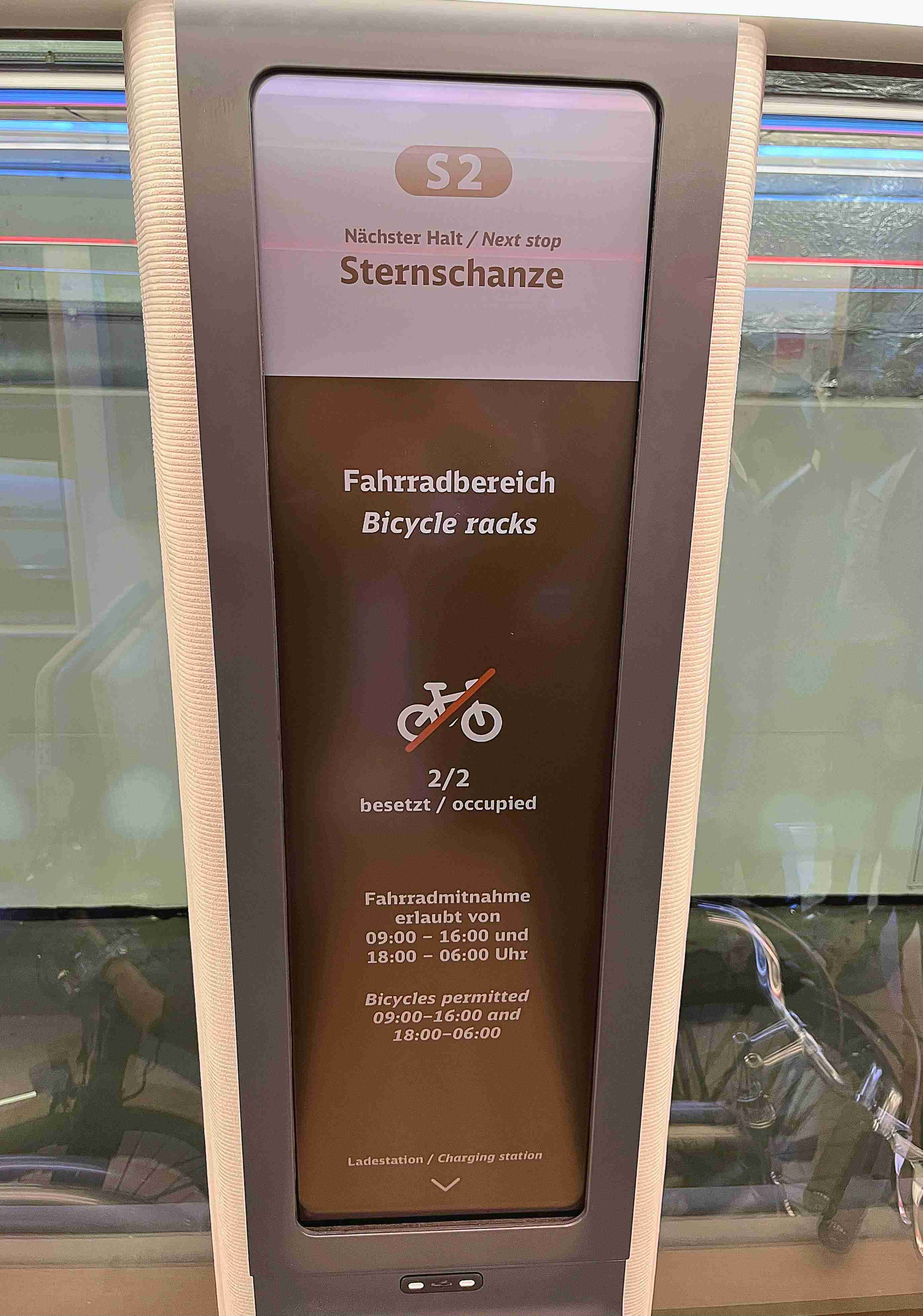 达擎HiRaso显示技术采用胆固醇液晶独特的双稳态特性及反射环境光线的方式，，发挥最佳能源运用效率，，，其仅在更换显示画面时才消耗电力，，，，在持续静止的画面显示上则为零耗电，，与传统液晶显示技术相比大幅节省90%能耗